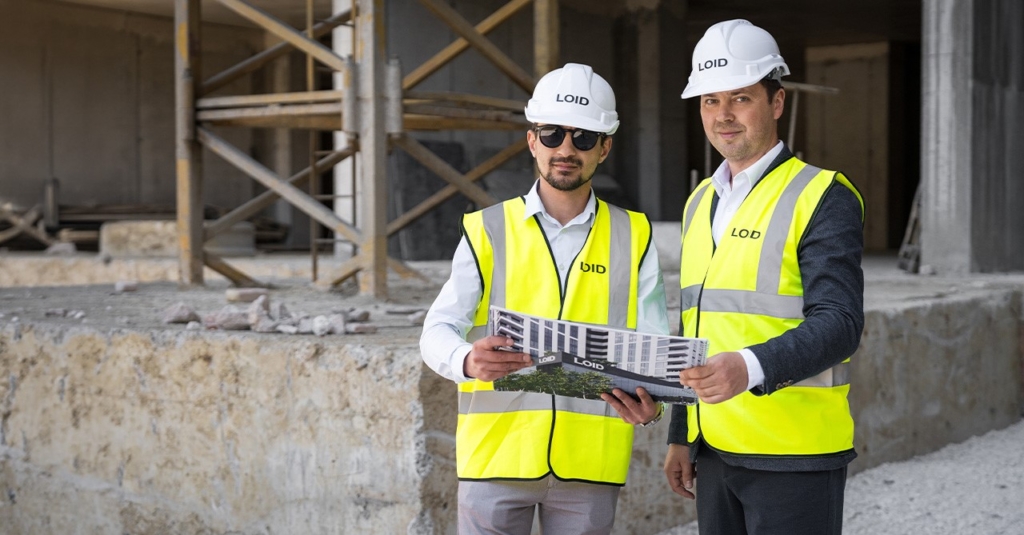 Сотрудники LOID Construction проверяют строительную документацию